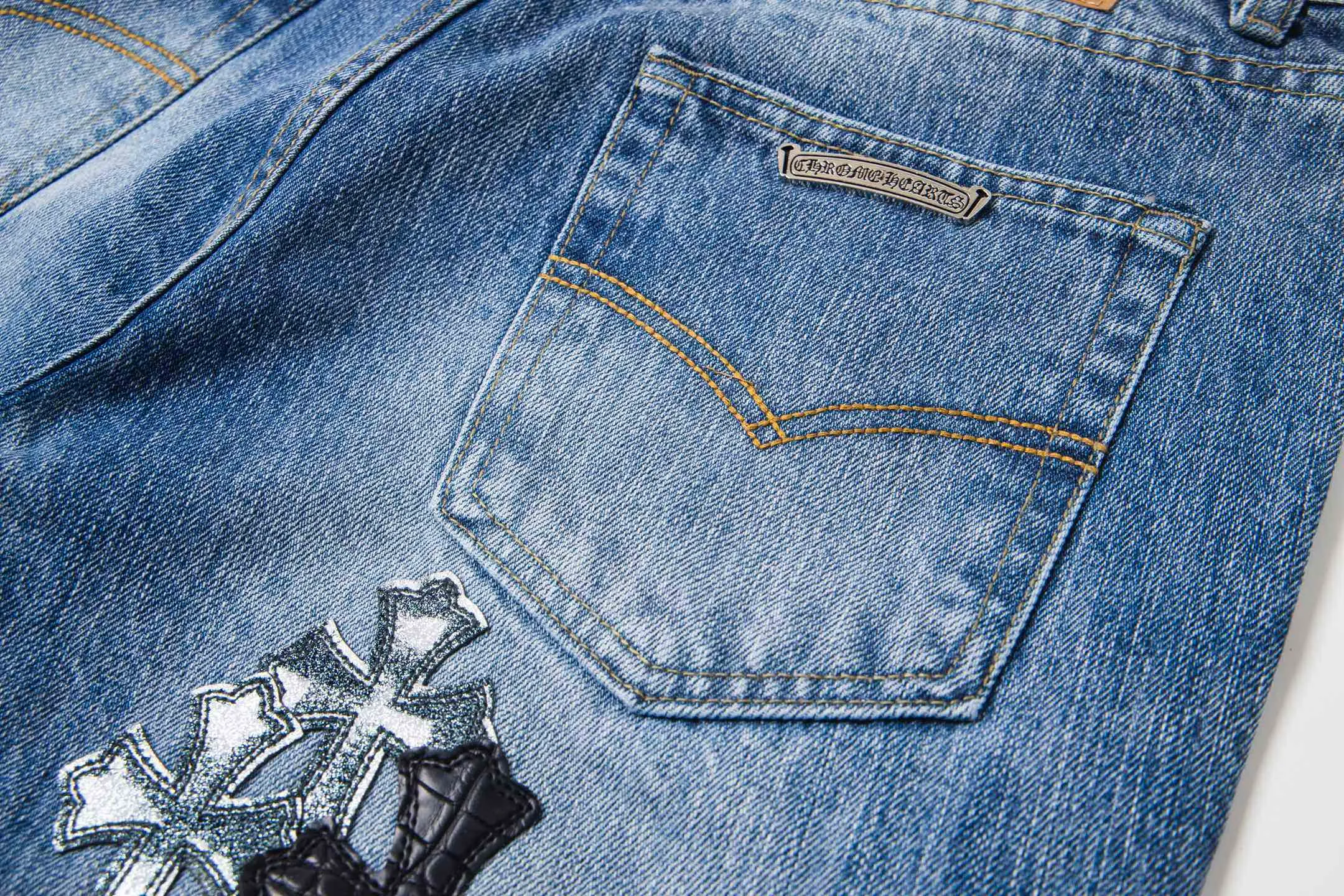 P240 High version (evergreen version) Chrome Hearts/Chrome Heart 25FW CH starry sky leather cross bamboo jeans adopt starry sky theme leather elements, mostly presented in the shape of a cross, with glitter on the leather surface. Unique design with simple and elegant details, exquisite workmanship, neat lines and in-place details on the entire pair of pants! It’s also so cool that both men and women can easily control it. It’s a gender-neutral trendy up version. Style number: 1722# Color: blue Size: 28 30 32 34 36